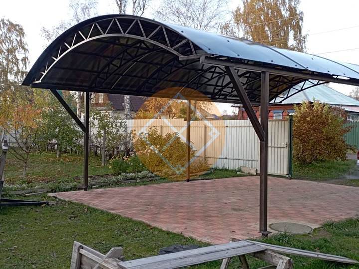 арочный навес из поликарбоната для машин