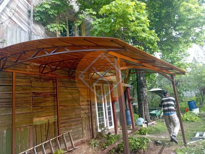 металлический арочный навес из сотового поликарбоната
