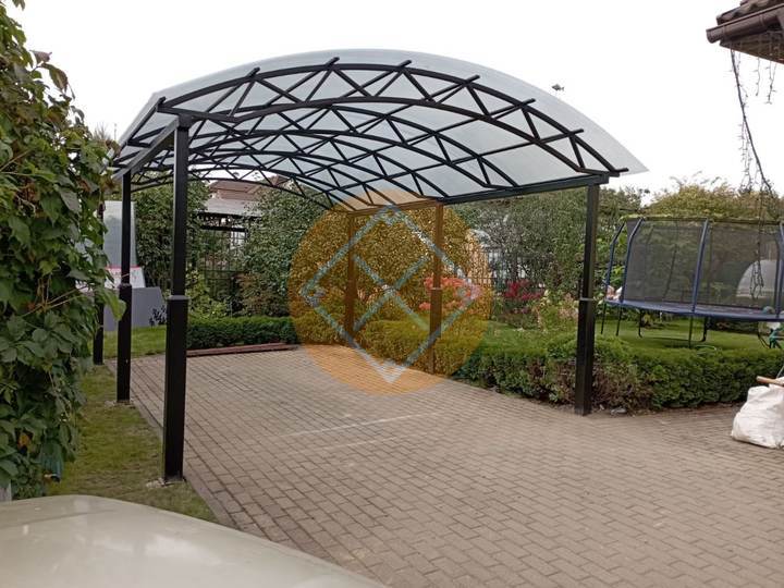 стальной навес из поликарбоната с арочной формой крыши