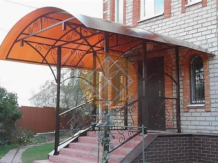 навес с ковкой и поликарбонатным покрытием