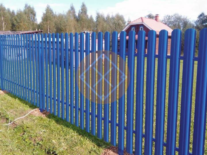 забор из евроштакетника полукруглого, цвет синий