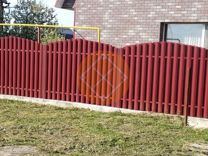 забор из полукруглого евроштакетника
