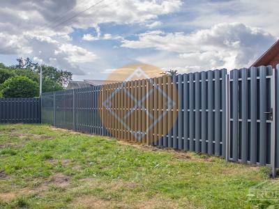 Забор из евроштакетника полукруглого с металлическими столбами