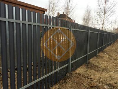 Забор из евроштакетника с столбами металлическими