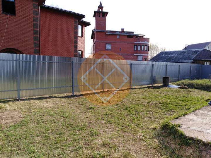 забор из оцинкованного профнастила на столбах