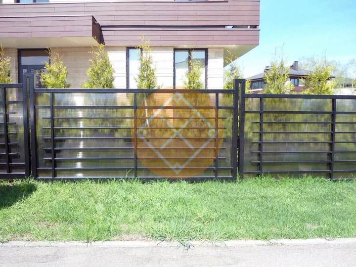 сварной забор черного цвета