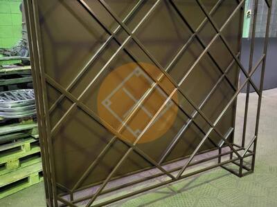 Узкая дровница с перегородками