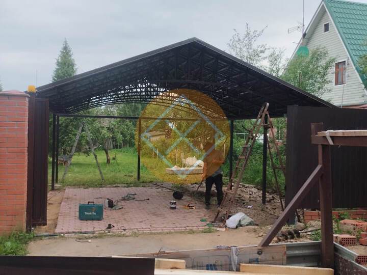 навес с двускатной крышей из металлочерепицы