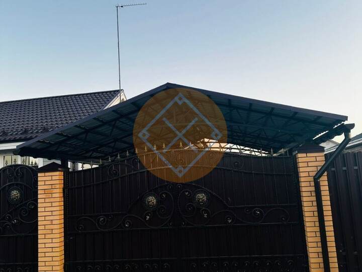 навес двускатный для автомобиля, кровля из металлочерепицы
