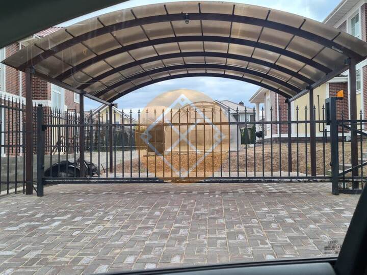 навес арочного типа на шести опорных столбах