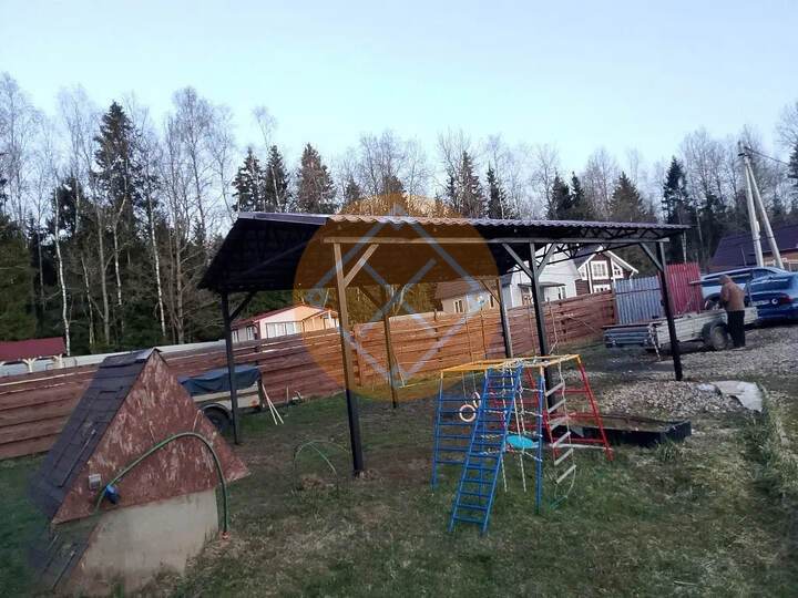навес для загородного дома, кровля из металлочерепицы