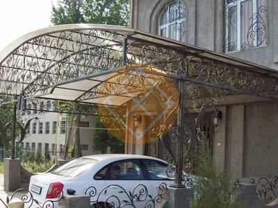 Кованый навес к дому с поликарбонатом