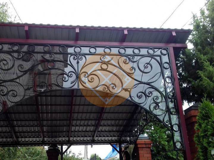 навес к дому с ковкой