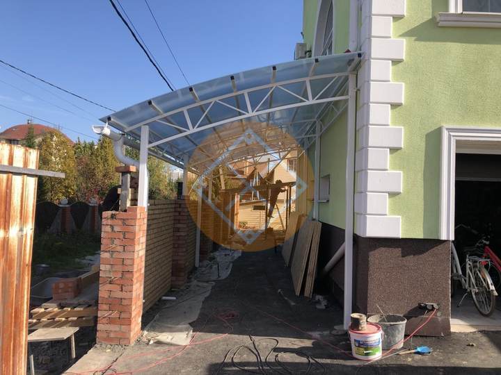 полуарочный металлический навес