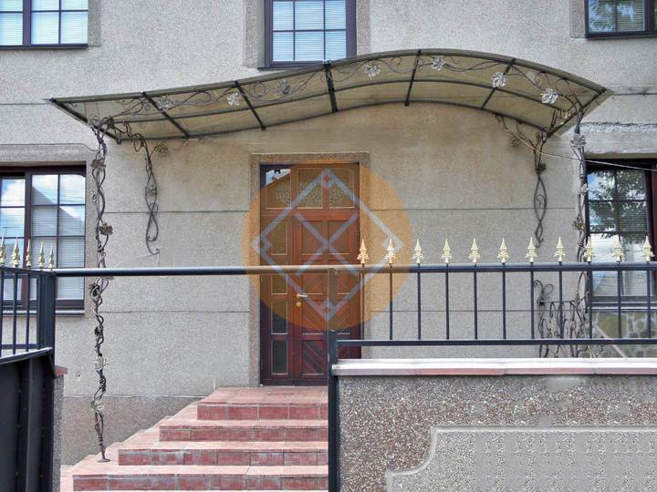козырек к дому с монолитным поликарбонатом