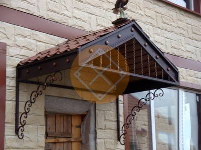 Козырек с металлочерепицей и двускатной крышей