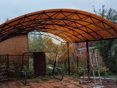 Арочный навес для загородного дома с поликарбонатом сотовым