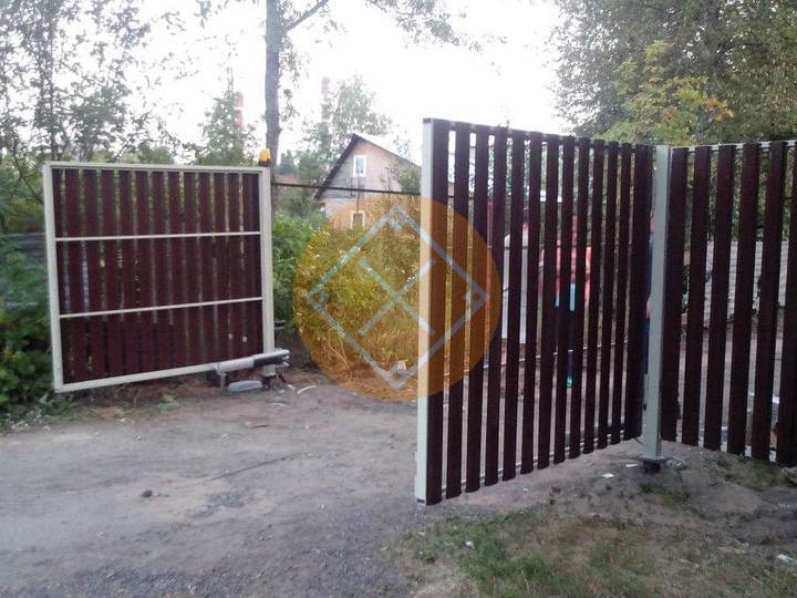 металлические распашные ворота из евроштакетника