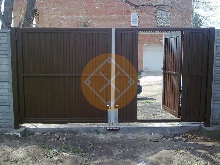 распашные металлические ворота с калиткой и профнастилом